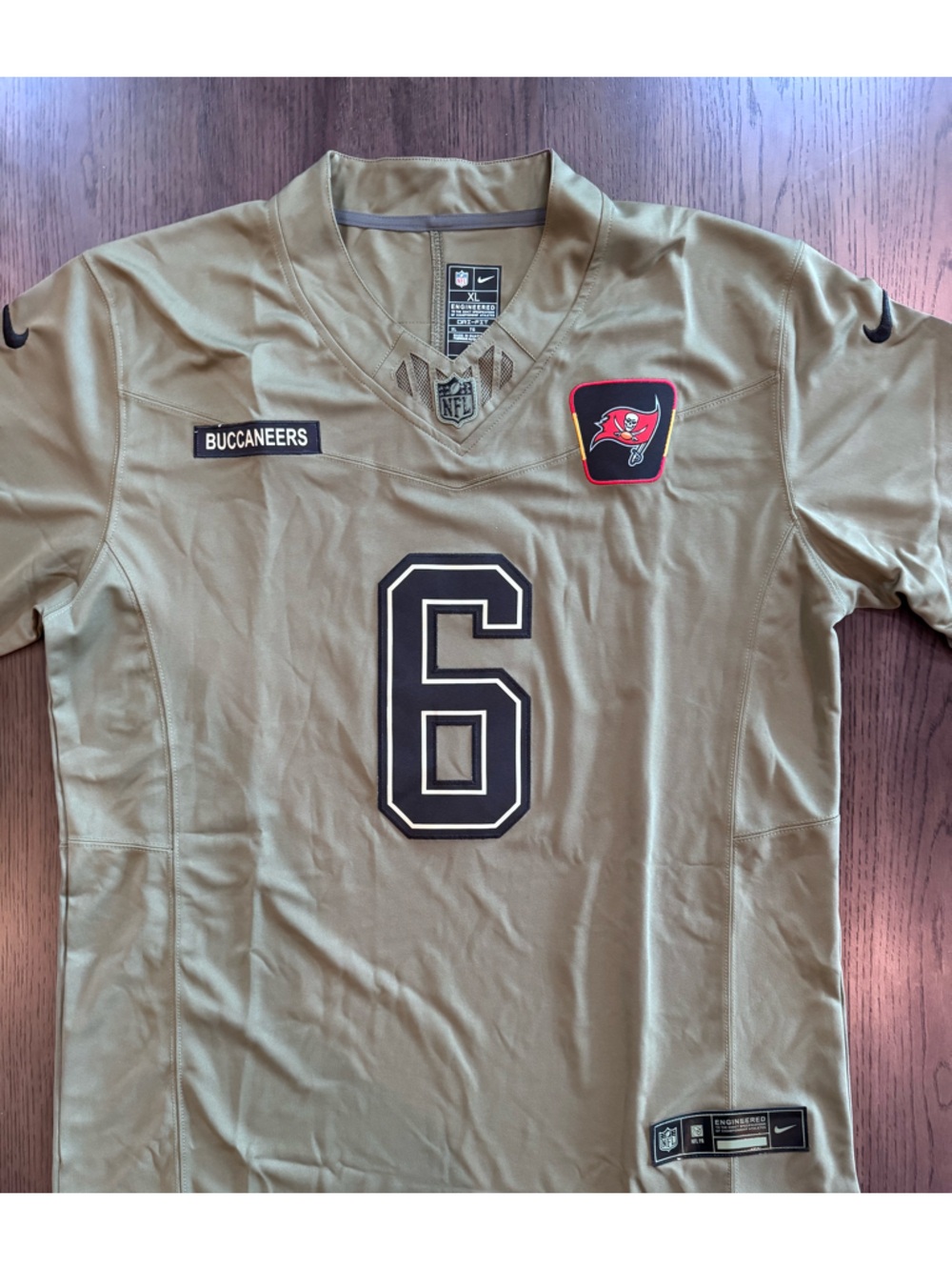 NEW WITH TAGS XL Nike NFL Green Buccaneers Jersey - Mayfield - #6
